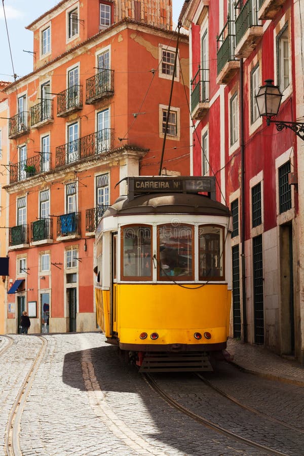 Tram auf schmaler Straße von Alfama, Lissabon lizenzfreies stockfoto Tram auf schmaler Straße von Alfama, Lissabon lizenzfreies stockfoto