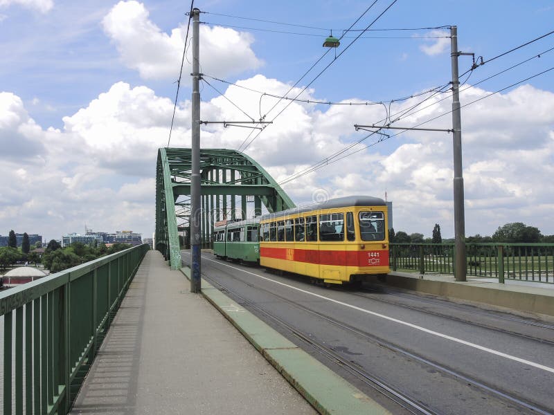 Tram che passa attraverso il bBridge fotografie stock