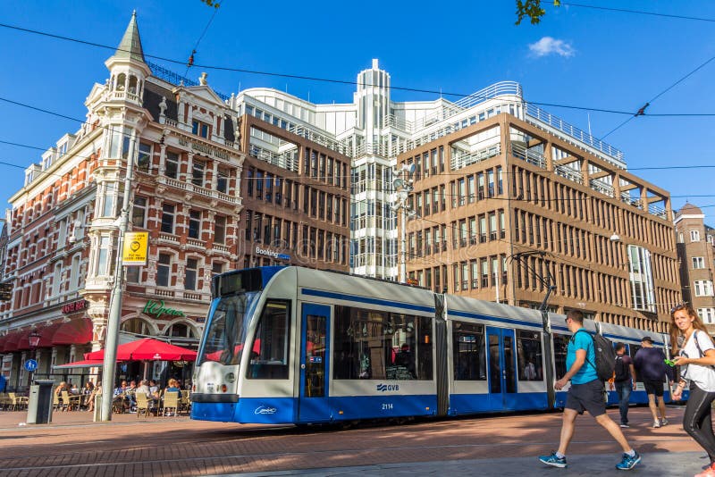 Tram che passa i turisti su Rembrandtplein Amsterdam immagini stock