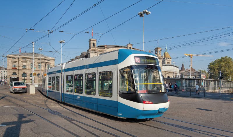 Tram che passa il ponte di Bahnhofbruecke fotografia stock libera da diritti