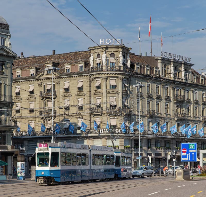 Tram che passa il quadrato di Bahnhofplatz a Zurigo. Zurigo, Svizzera - 9 agosto 2015: tram che passa il quadrato di Bahnhofplatz Zurigo è la più grande città in Svizzera ed il capitale del cantone di Zurigo