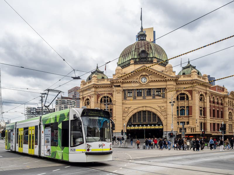 Tram cittadino che passa davanti alla simbolica stazione di Flinders Street fotografia stock