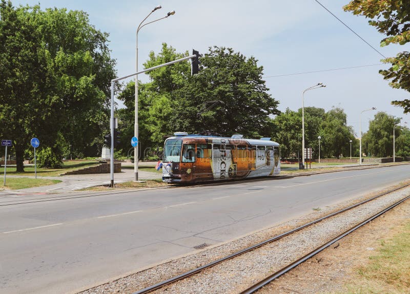 Tram cittadino di Osijek che passa per le strade deserte fotografia stock libera da diritti