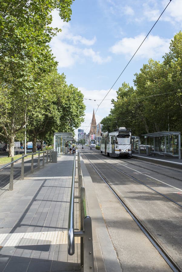 Tram dans St Kilda Road, Melbourne, Asutralia images libres de droits Tram dans St Kilda Road, Melbourne, Asutralia images libres de droits