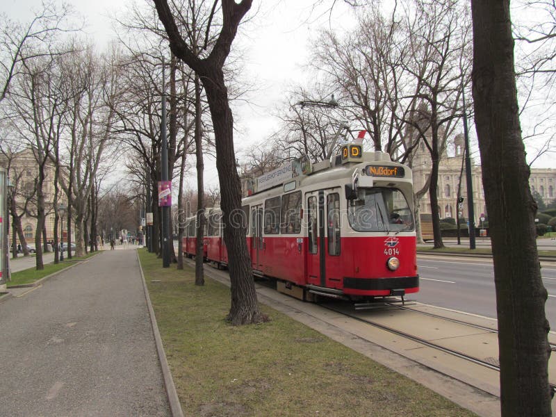Tram de Vienne. Le vieux tram en rouge de Vienne, qui fonctionne dans toute la ville Automne à Vienne