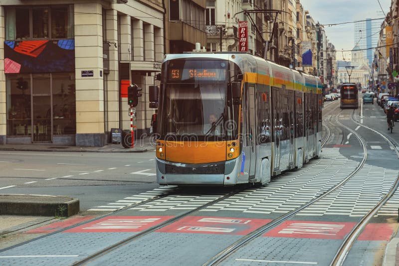 Tram di passaggio per la città di bruxelles fotografia stock libera da diritti