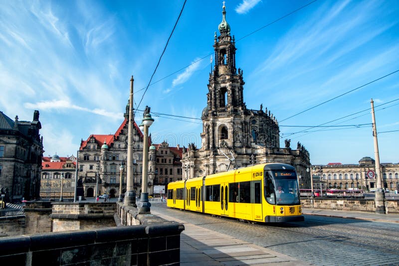 Tram giallo al centro di Dresda. La Germania fotografia stock Tram giallo al centro di Dresda. La Germania fotografia stock