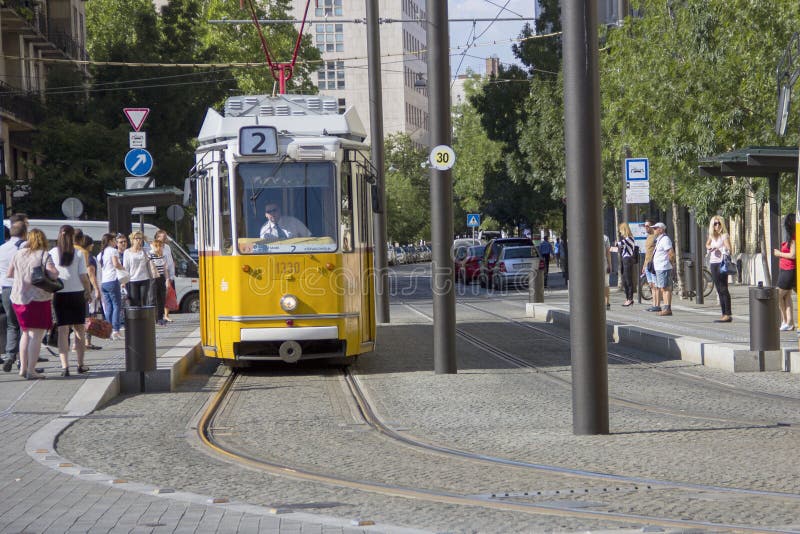 Download Tram Jaune Historique Sur La Rue De Budapest Image éditorial - Image du ligne, capital: 76077910