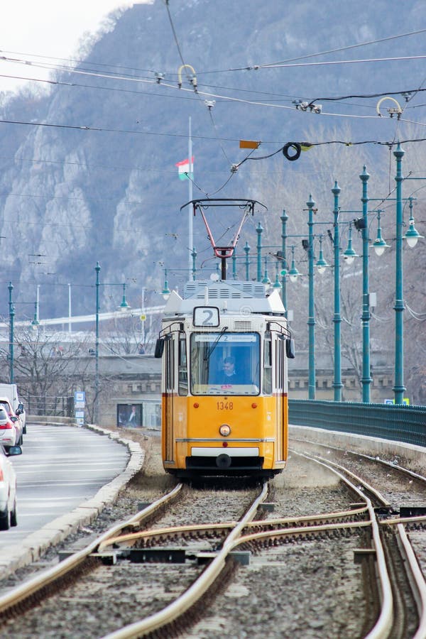 Tram jaune sur le bord de mer images libres de droits Tram jaune sur le bord de mer images libres de droits
