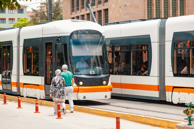 Tram moderno che attraversa la strada di iki eylul a eskisehir immagine stock libera da diritti