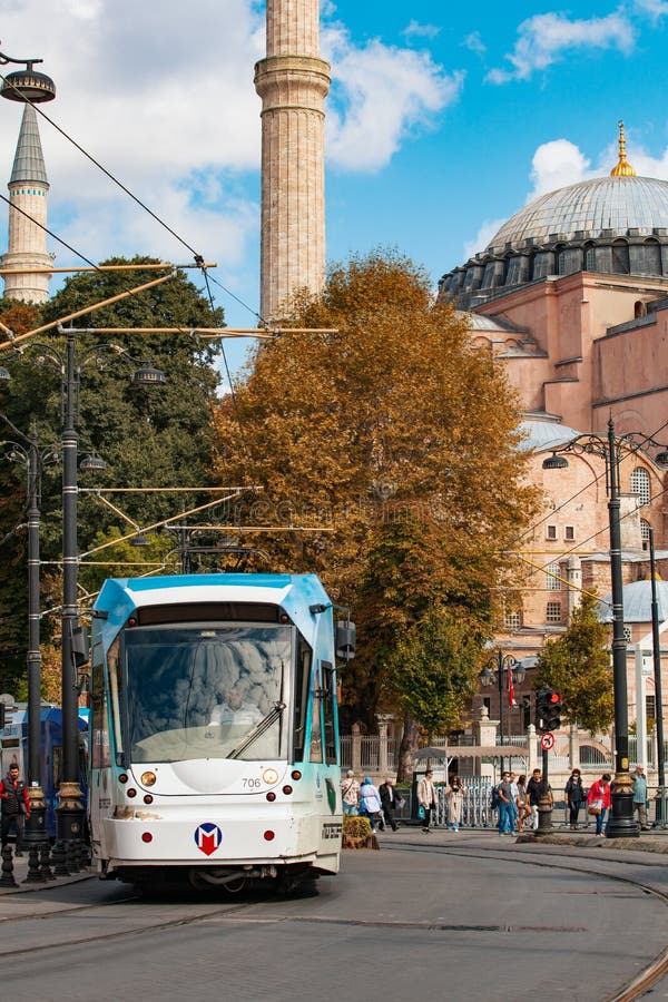 Tram moderno che passa per hagia sophia a istanbul fotografia stock libera da diritti