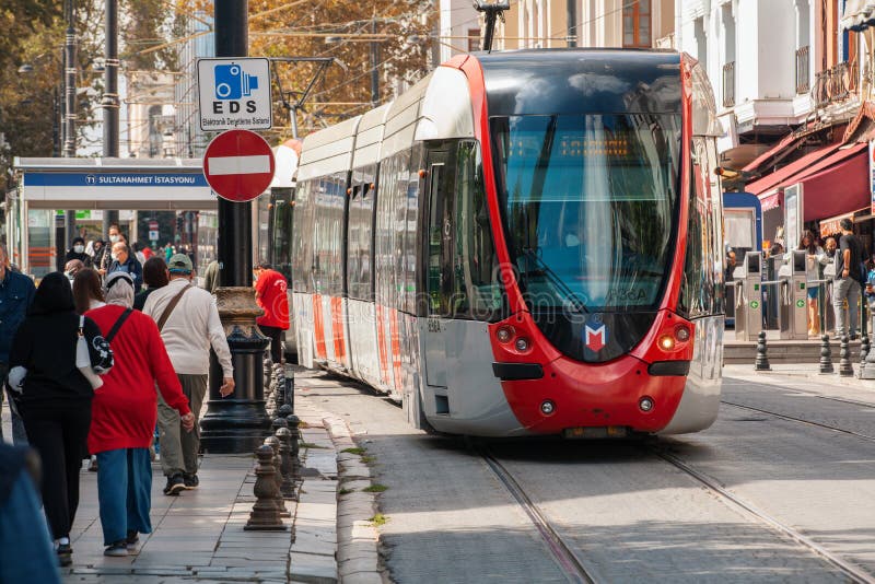 Tram moderno che passa per la stazione di sultanahmet a istanbul fotografie stock