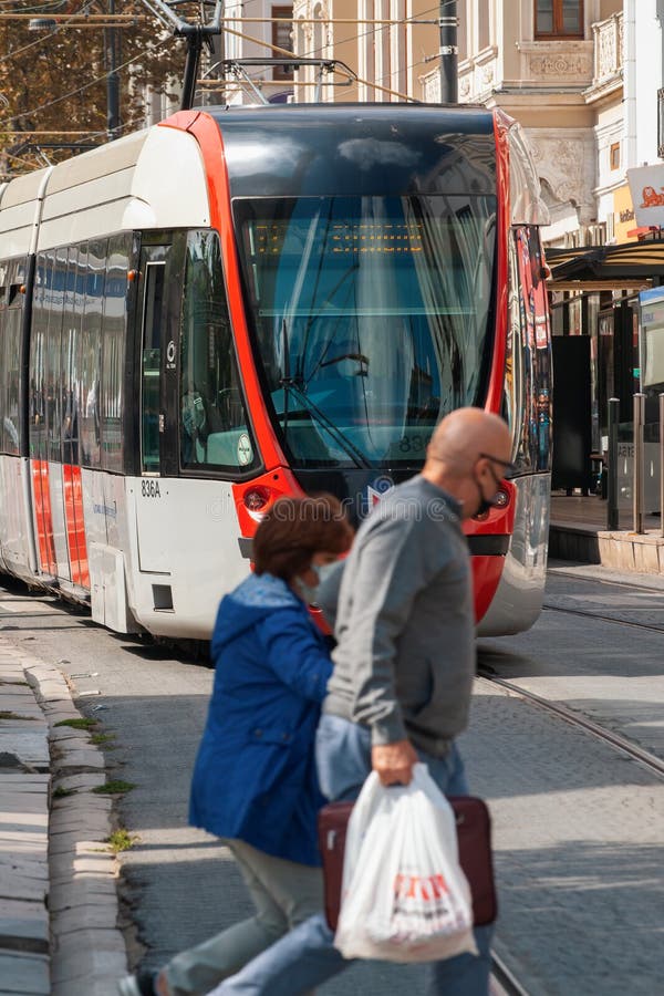 Tram moderno che passa per la stazione di sultanahmet a istanbul immagini stock libere da diritti