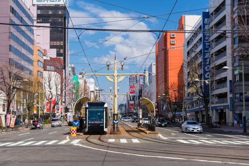 Tram moderno di Sapporo alla stazione immagini stock Tram moderno di Sapporo alla stazione immagini stock