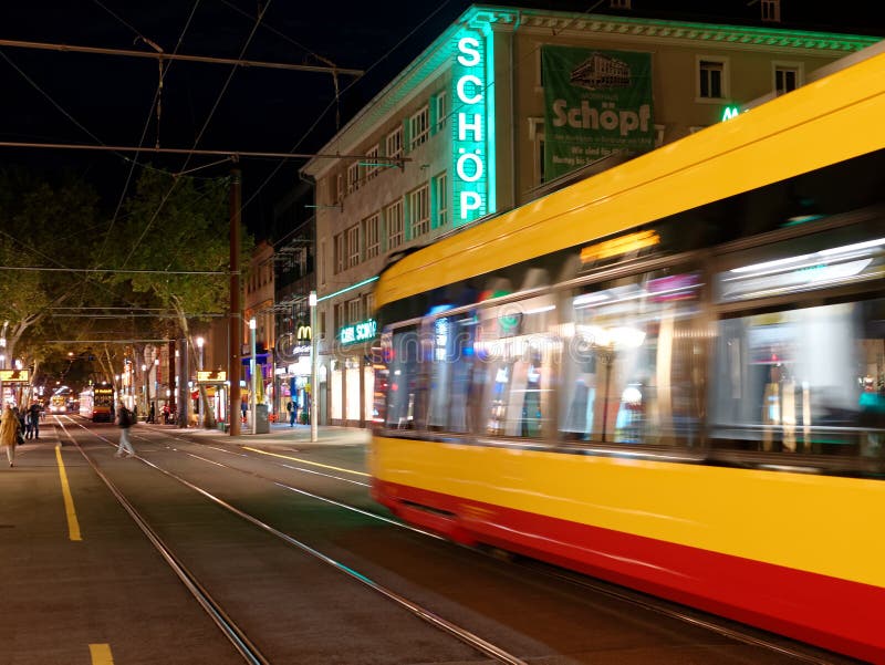 Tram nella città alla notte immagini stock Tram nella città alla notte immagini stock