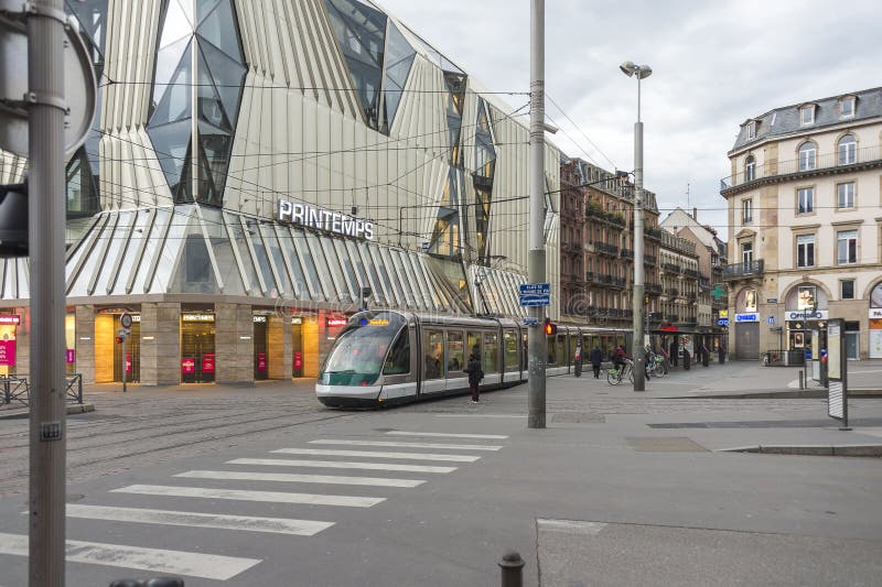 Tram am Platz Homme de Fer in Straßburg, Frankreich