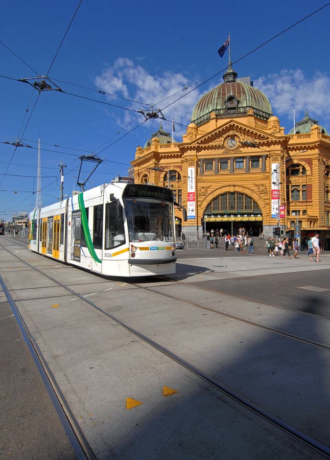 Tram pubblico di Melbourne che passa per la storica stazione di Flinders Street immagine stock