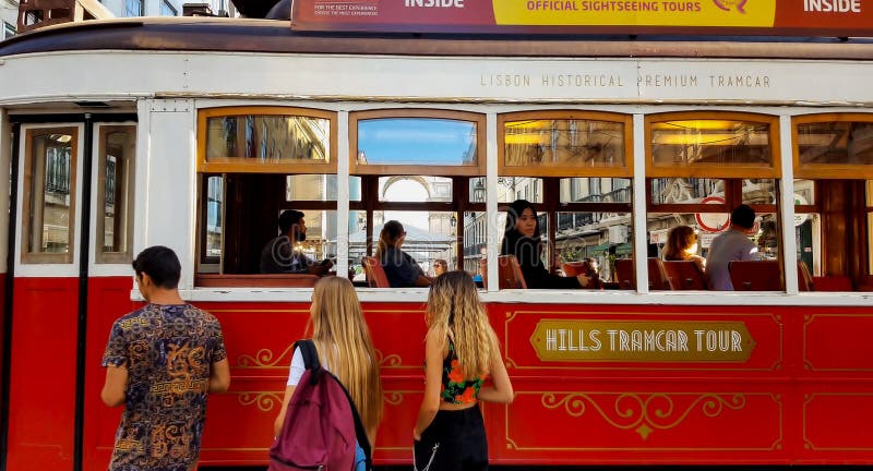 Tram rosso turistico di passaggio a Lisbona fotografia stock