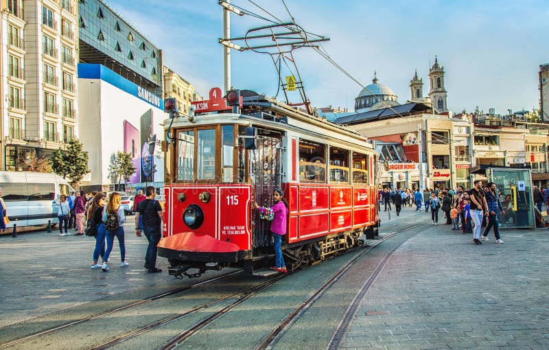 Tram rouge démodé à la place de Taksim - la destination de les plus populaires à Istanbul image libre de droits Tram rouge démodé à la place de Taksim - la destination de les plus populaires à Istanbul image libre de droits