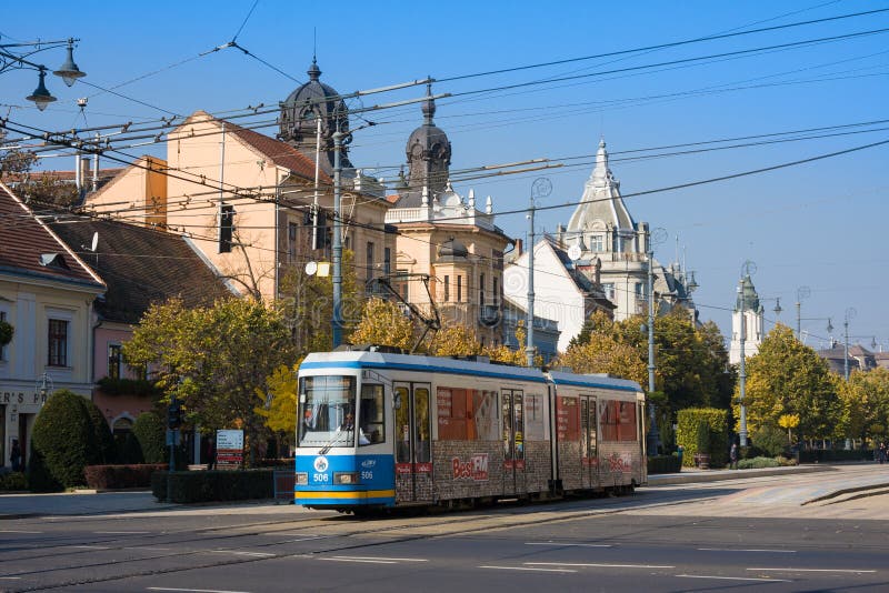 Tram sur le Hongrois de rue du marché : Utca de Piac, la rue principale dans la ville de Debrecen, Hongrie image stock Tram sur le Hongrois de rue du marché : Utca de Piac, la rue principale dans la ville de Debrecen, Hongrie image stock