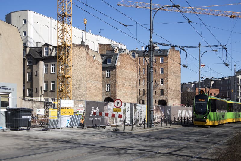Tram vert à Franowo se tenant sur l'arrêt de transport en commun de Kaponiera Grue et bâtiment de construction à l'arrière-plan photographie stock Tram vert à Franowo se tenant sur l'arrêt de transport en commun de Kaponiera Grue et bâtiment de construction à l'arrière-plan photographie stock