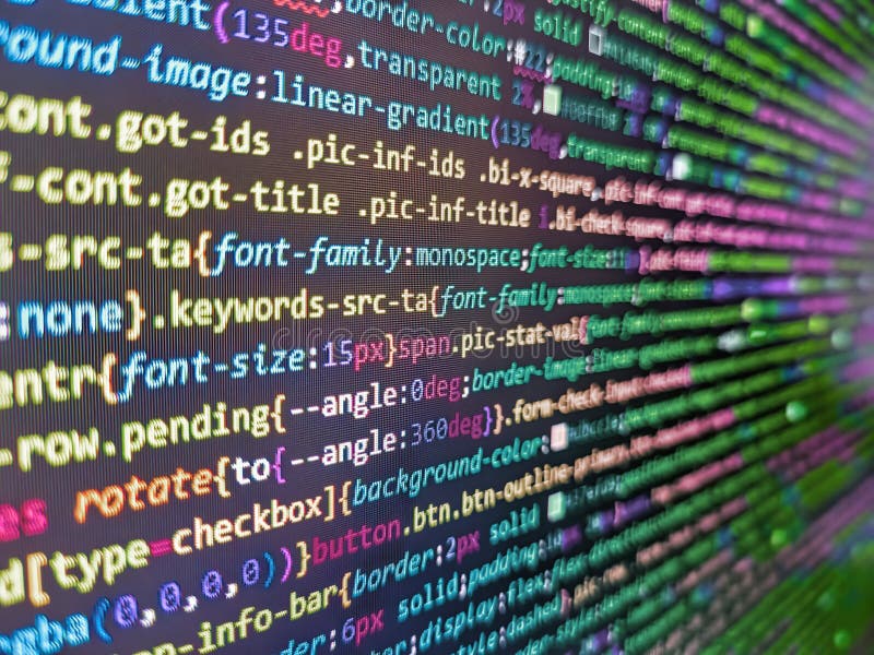 Trama in tessuto. codice di programmazione sullo schermo del computer. dati nel codice binario. programmatore che digita nuove rig fotografia stock libera da diritti