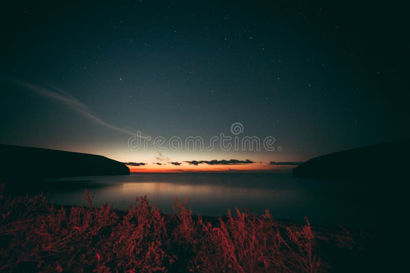 Download Tramonto fotografia stock. Immagine di litorale, acqua - 117975508