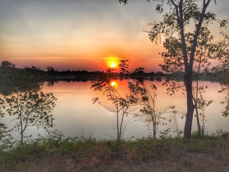 Tramonto al bacino idrico nel parco di salute immagine stock libera da diritti Tramonto al bacino idrico nel parco di salute immagine stock libera da diritti