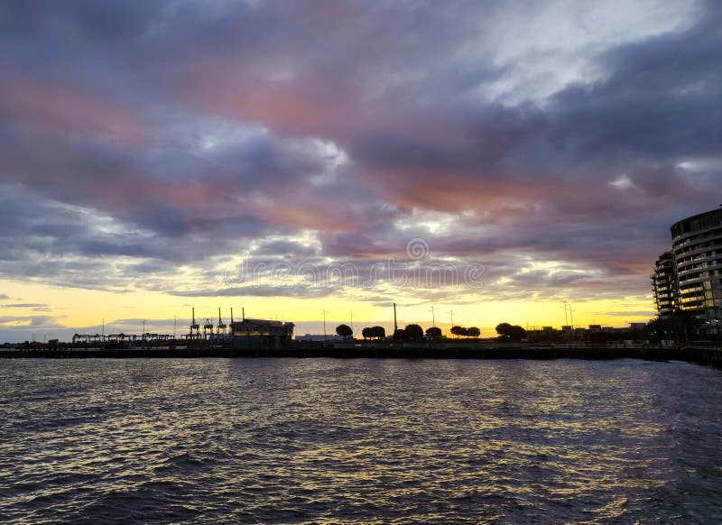 Tramonto al porto di melbourne principessa piazza con nuvole meteorologiche e architettura immagine stock Tramonto al porto di melbourne principessa piazza con nuvole meteorologiche e architettura immagine stock