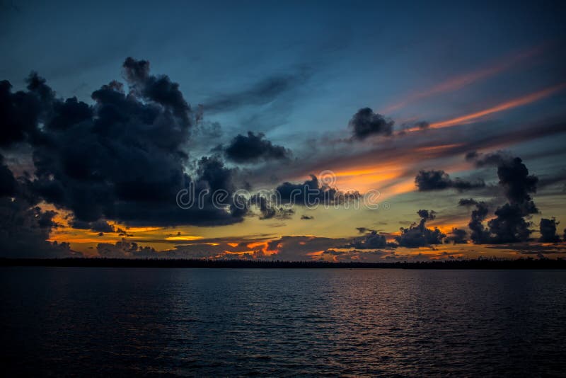 Tramonto all'ancora nei terreni paludosi di Florida immagini stock Tramonto all'ancora nei terreni paludosi di Florida immagini stock