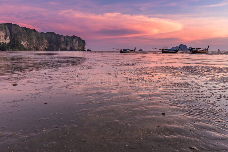 tramonto alla spiaggia di Ao Nang, Krabi, Tailandia fotografia stock libera da diritti tramonto alla spiaggia di Ao Nang, Krabi, Tailandia fotografia stock libera da diritti