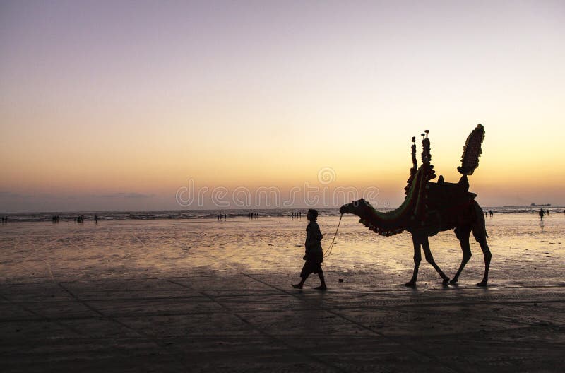 Tramonto alla spiaggia di Karachi immagine stock Tramonto alla spiaggia di Karachi immagine stock