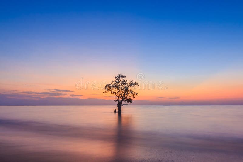 Tramonto alla spiaggia di Nirwana, Padang, Sumatera ad ovest, Indonesia fotografia stock libera da diritti Tramonto alla spiaggia di Nirwana, Padang, Sumatera ad ovest, Indonesia fotografia stock libera da diritti