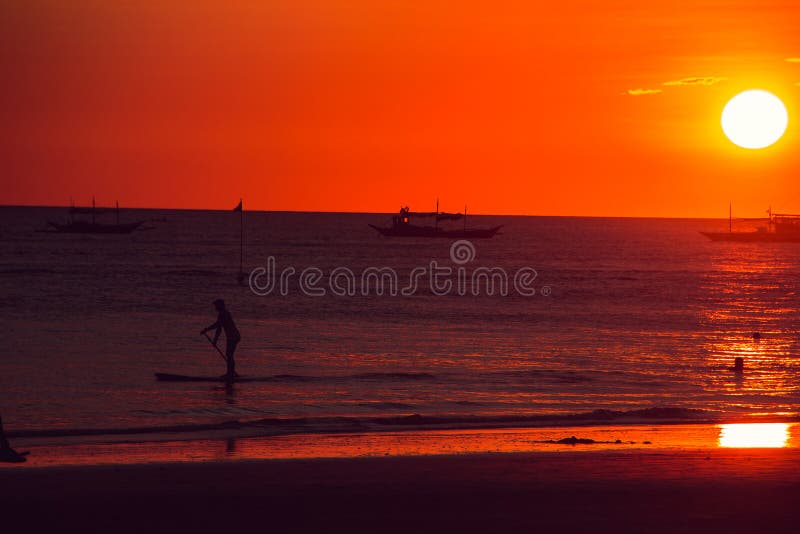 Tramonto arancio drammatico del mare con le barche Giovani adulti Viaggio a Filippine Vacanza tropicale di lusso Isola di paradis fotografie stock Tramonto arancio drammatico del mare con le barche Giovani adulti Viaggio a Filippine Vacanza tropicale di lusso Isola di paradis fotografie stock