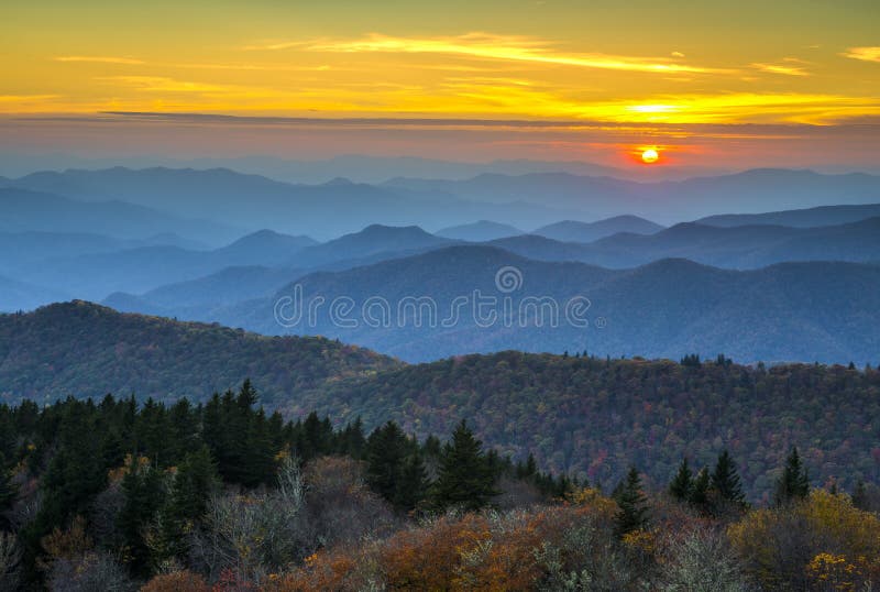 Tramonto blu di autunno della strada panoramica di Ridge sopra le montagne appalachiane immagine stock Tramonto blu di autunno della strada panoramica di Ridge sopra le montagne appalachiane immagine stock
