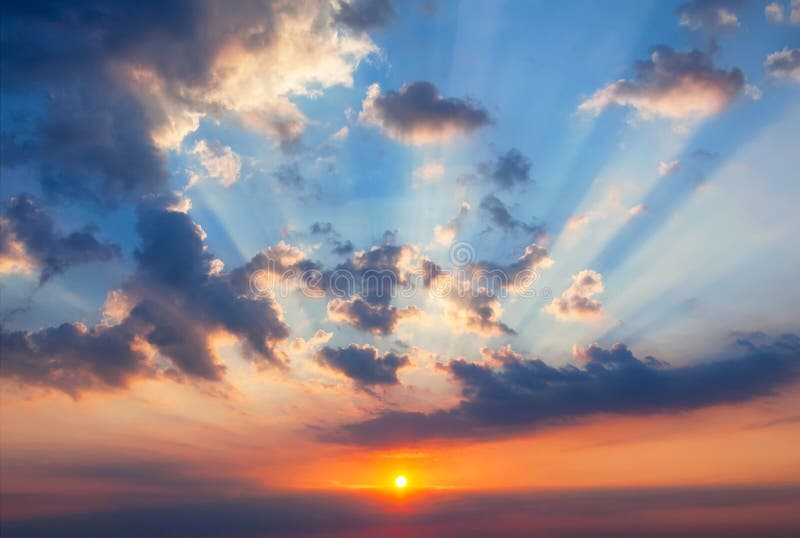 Tramonto Con I Raggi Del Sole Immagine Stock Immagine di alba, vista 101154999