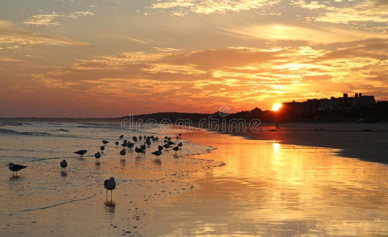 Tramonto con le nuvole e l'oceano fotografia stock Tramonto con le nuvole e l'oceano fotografia stock
