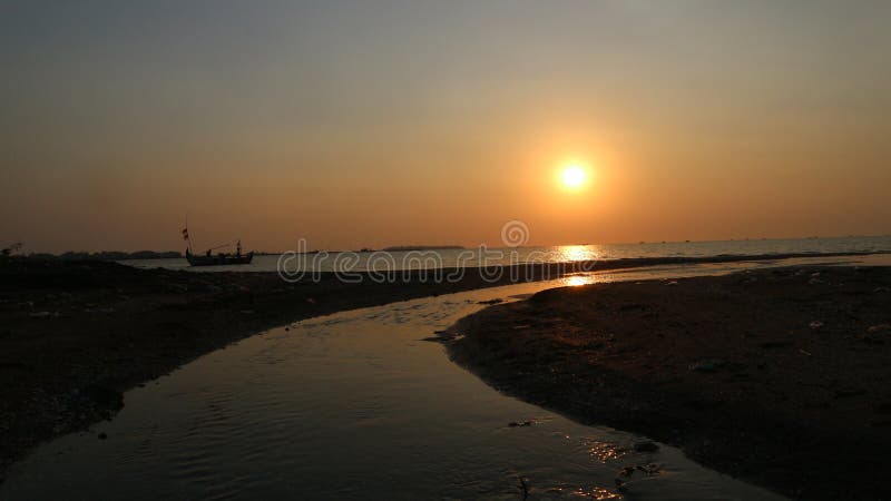 Tramonto con vista sul fiume e sulle imbarcazioni da pesca fotografia stock Tramonto con vista sul fiume e sulle imbarcazioni da pesca fotografia stock