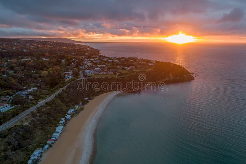 Tramonto d'ardore sopra porto Phillip Bay fotografia stock libera da diritti Tramonto d'ardore sopra porto Phillip Bay fotografia stock libera da diritti