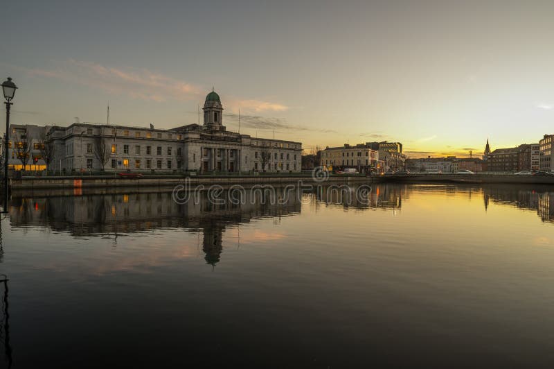 Tramonto del fiume della città del sughero fotografia stock Tramonto del fiume della città del sughero fotografia stock