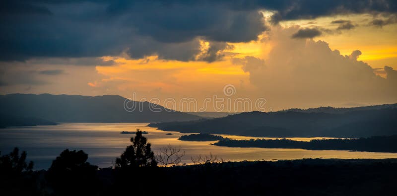 Tramonto del lago Arenal immagine stock Tramonto del lago Arenal immagine stock