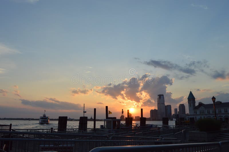 Tramonto del sud del porto marittimo della via di New York fotografia stock libera da diritti Tramonto del sud del porto marittimo della via di New York fotografia stock libera da diritti