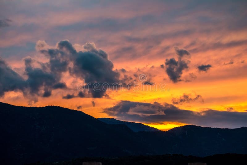 Tramonto della montagna di Colorado Springs fotografie stock Tramonto della montagna di Colorado Springs fotografie stock
