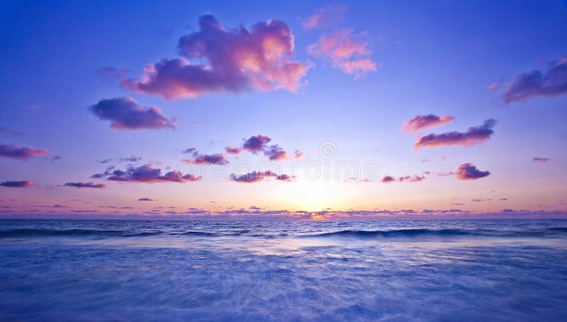 Tramonto dentellare sulla spiaggia immagine stock