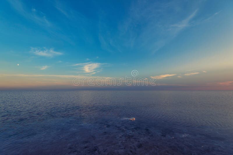 Tramonto di bellezza sul lago salato immagine stock libera da diritti Tramonto di bellezza sul lago salato immagine stock libera da diritti