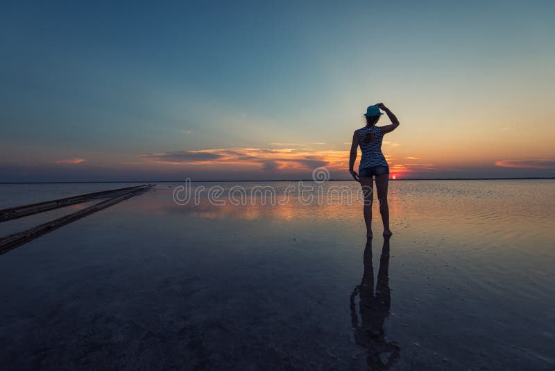 Tramonto di bellezza sul lago salato fotografie stock Tramonto di bellezza sul lago salato fotografie stock