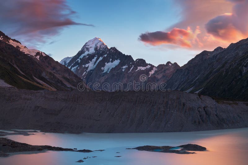Tramonto di During Blue Hour del cuoco del supporto di Aoraki dal fiume della puttana Pista della valle della puttana, cuoco Nati fotografia stock libera da diritti Tramonto di During Blue Hour del cuoco del supporto di Aoraki dal fiume della puttana Pista della valle della puttana, cuoco Nati fotografia stock libera da diritti