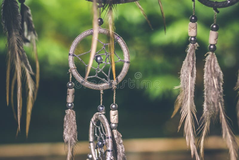 Tramonto di Dreamcatcher, eleganza di boho, amuleto etnico, simbolo, fondo tropicale fotografie stock libere da diritti Tramonto di Dreamcatcher, eleganza di boho, amuleto etnico, simbolo, fondo tropicale fotografie stock libere da diritti