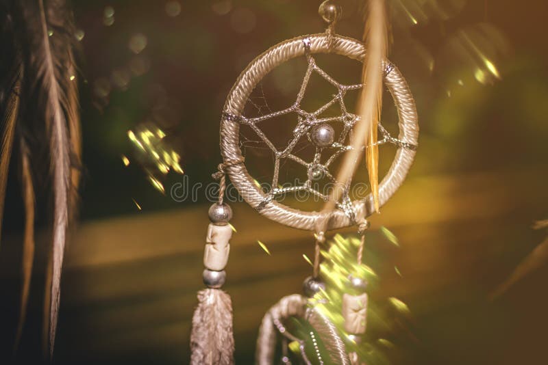 Tramonto di Dreamcatcher, eleganza di boho, amuleto etnico, simbolo, fondo tropicale fotografie stock libere da diritti Tramonto di Dreamcatcher, eleganza di boho, amuleto etnico, simbolo, fondo tropicale fotografie stock libere da diritti