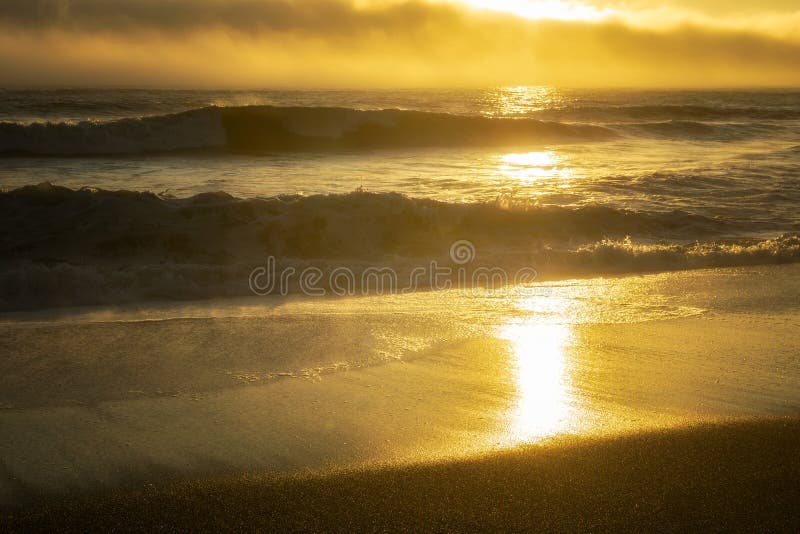 Tramonto di estate sopra l'oceano e la spiaggia immagine stock Tramonto di estate sopra l'oceano e la spiaggia immagine stock